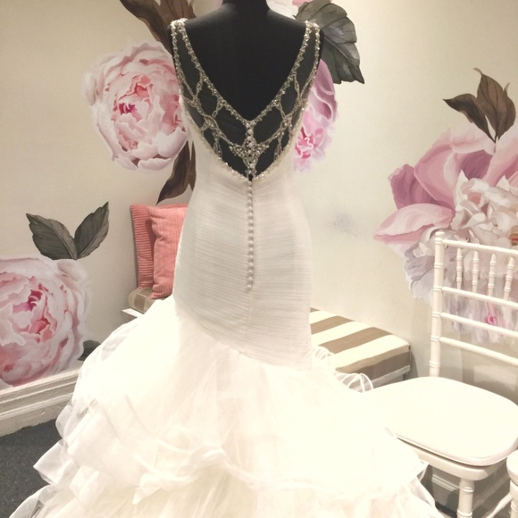 PRONOVIAS WEDDING GOWN! - Picture 2 of 8